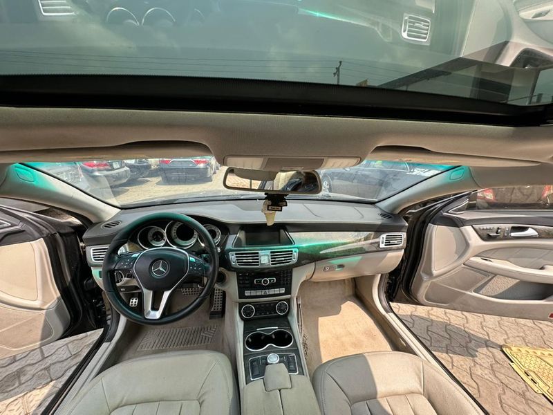 Thumbnail 2 of 2015 Mercedes-Benz C-Class